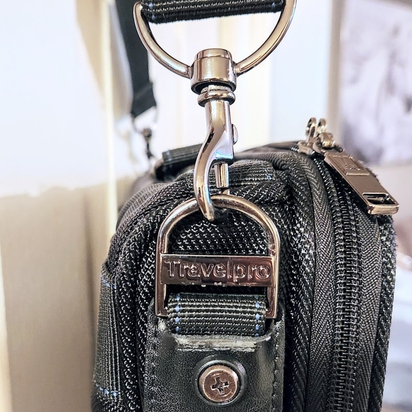 Travelpro Canvas Crossbody Laptop Case Black - Picture 5 of 12